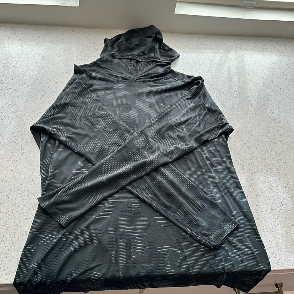 Men long sleeve Lululemon technical hoodie